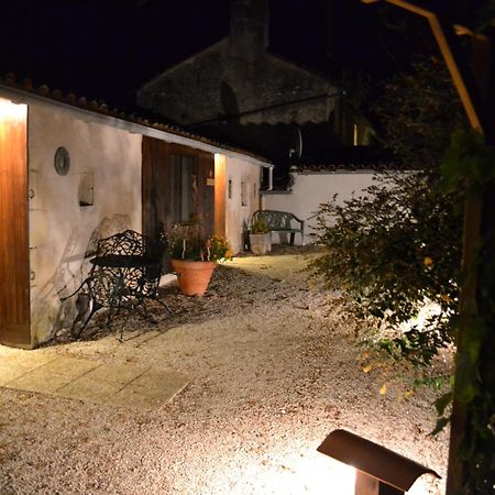 Le Moulin De Lusseau Bed and Breakfast Chef-Boutonne Habitación foto