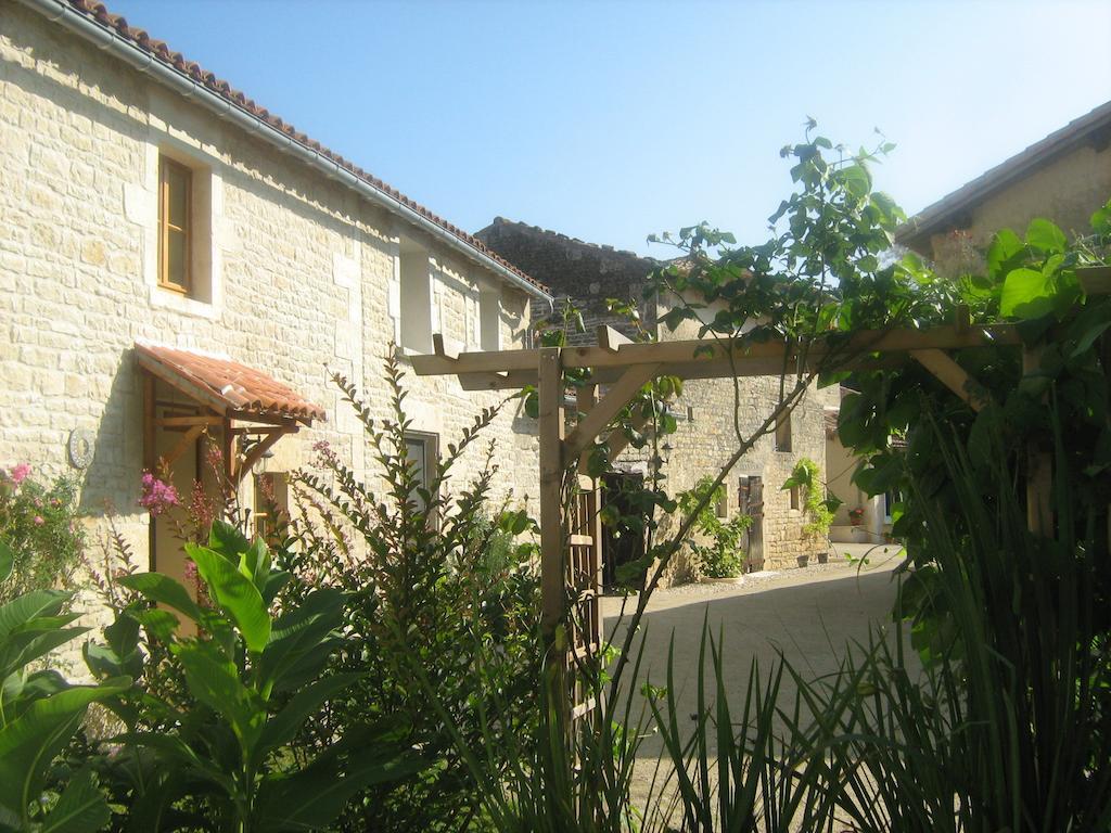 Le Moulin De Lusseau Bed and Breakfast Chef-Boutonne Habitación foto